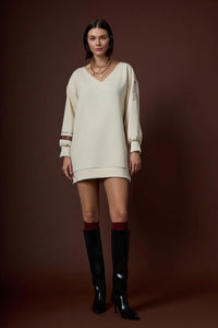 Εκρού γυναικείο μπλουζοφόρεμα με V λαιμό και μακριά μανίκια, φορεμένο σε μοντέλο σε studio φωτογράφιση