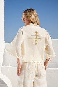 εκρού κιμονό με χρυσό κέντημα στην πλάτη και φαρδιά μανίκια με δέσιμο