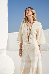 εκρού κιμονό με χρυσό κέντημα στην πλάτη και φαρδιά μανίκια με δέσιμο