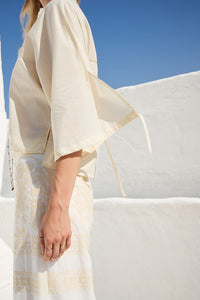 εκρού κιμονό με χρυσό κέντημα στην πλάτη και φαρδιά μανίκια με δέσιμο