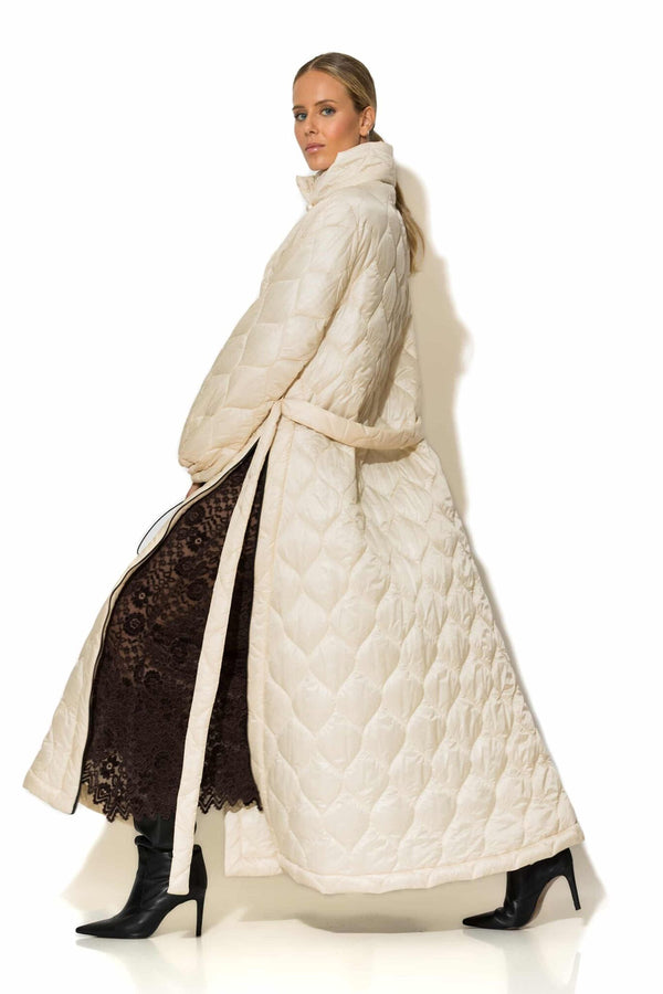 Μακρύ εκρού παλτό puffer C-THROU με ζώνη και πλαϊνά φερμουάρ – Ellisargi Boutique