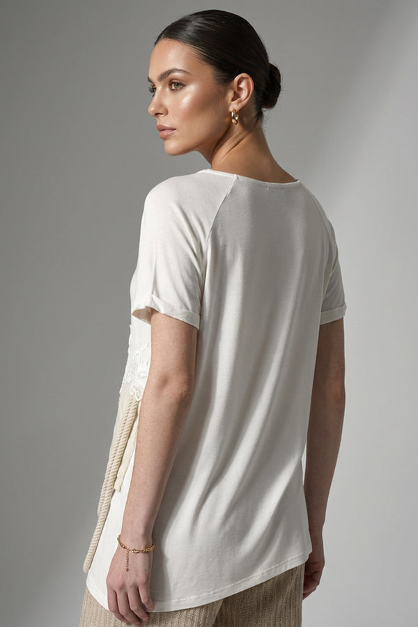 Εκρού γυναικεία μπλούζα με δαντελένιες floral λεπτομέρειες και διακοσμητική τσέπη με πλεκτό κορδόνι