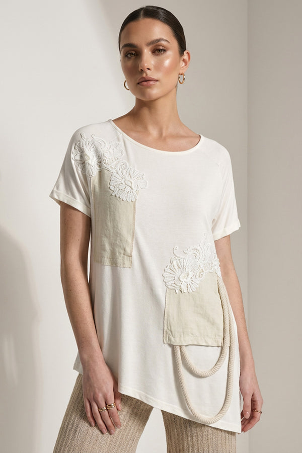 Εκρού γυναικεία μπλούζα με δαντελένιες floral λεπτομέρειες και διακοσμητική τσέπη με πλεκτό κορδόνι
