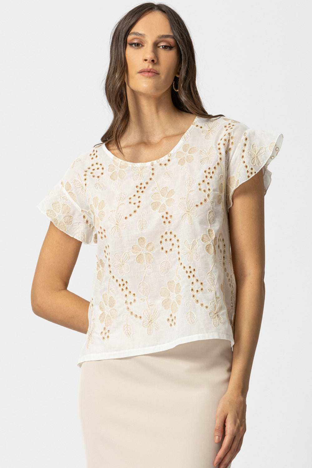 Εκρού γυναικεία μπλούζα με μπεζ floral κέντημα και κοντά μανίκια βολάν