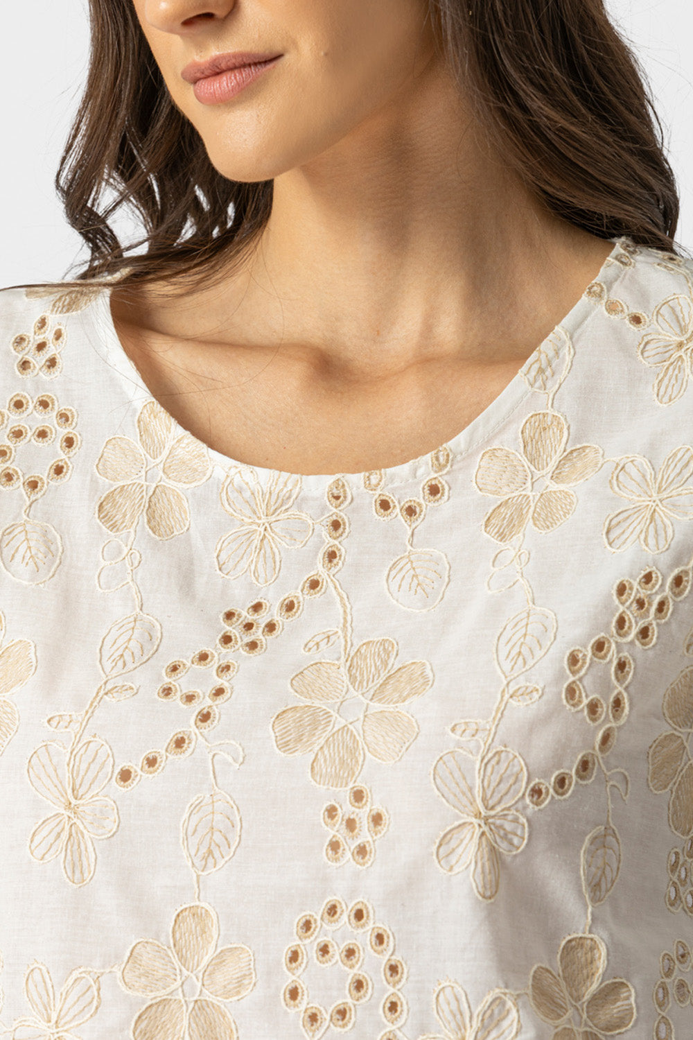 Εκρού γυναικεία μπλούζα με μπεζ floral κέντημα και κοντά μανίκια βολάν