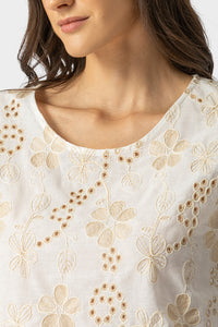 Εκρού γυναικεία μπλούζα με μπεζ floral κέντημα και κοντά μανίκια βολάν
