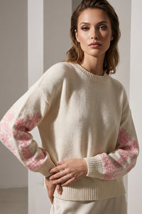 Εκρού πλεκτή μπλούζα με ροζ κεντημένα μανίκια και παγιέτες σε γυναικείο μοντέλο
