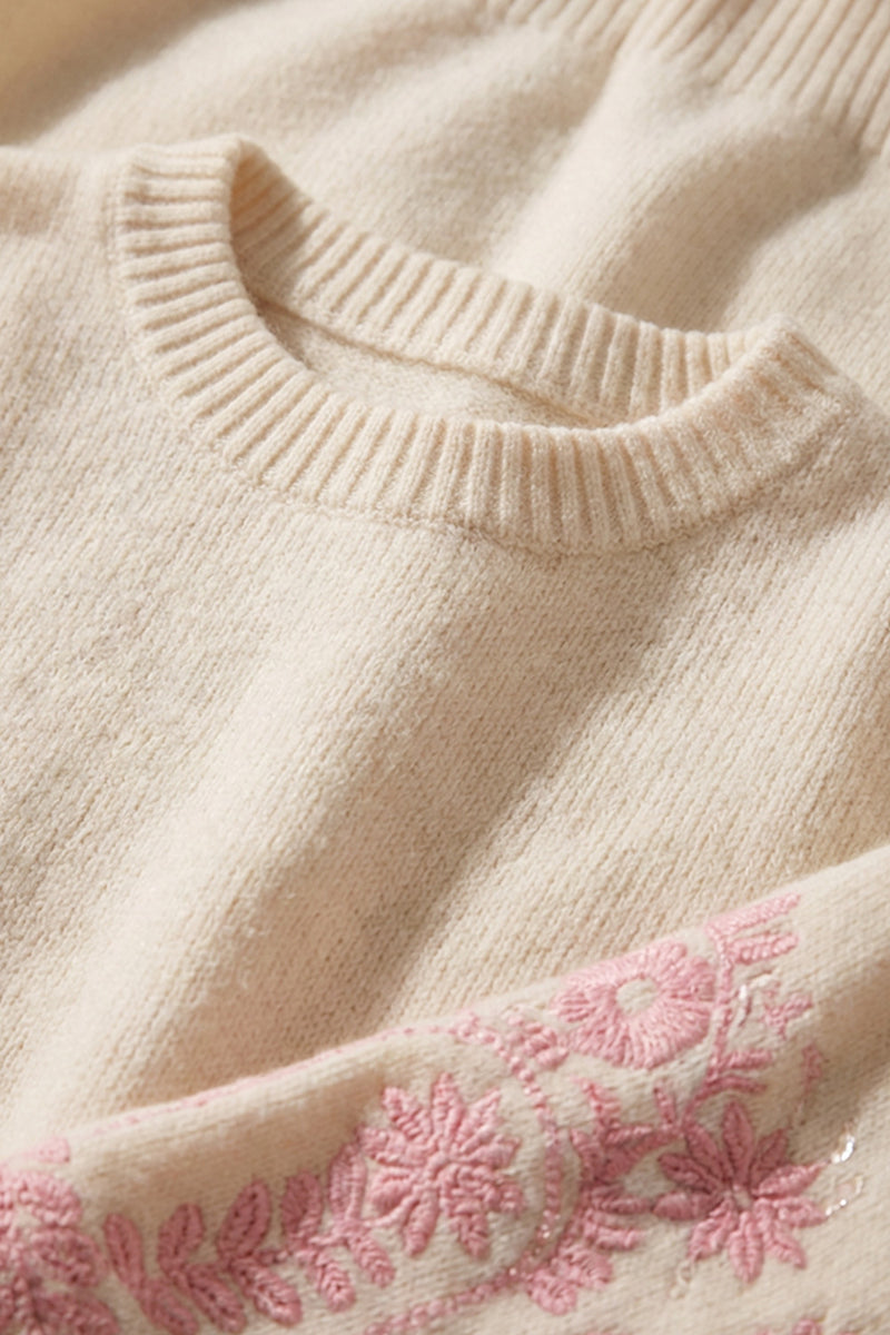 Εκρού πλεκτή μπλούζα με ροζ κεντημένα μανίκια και παγιέτες σε γυναικείο μοντέλο