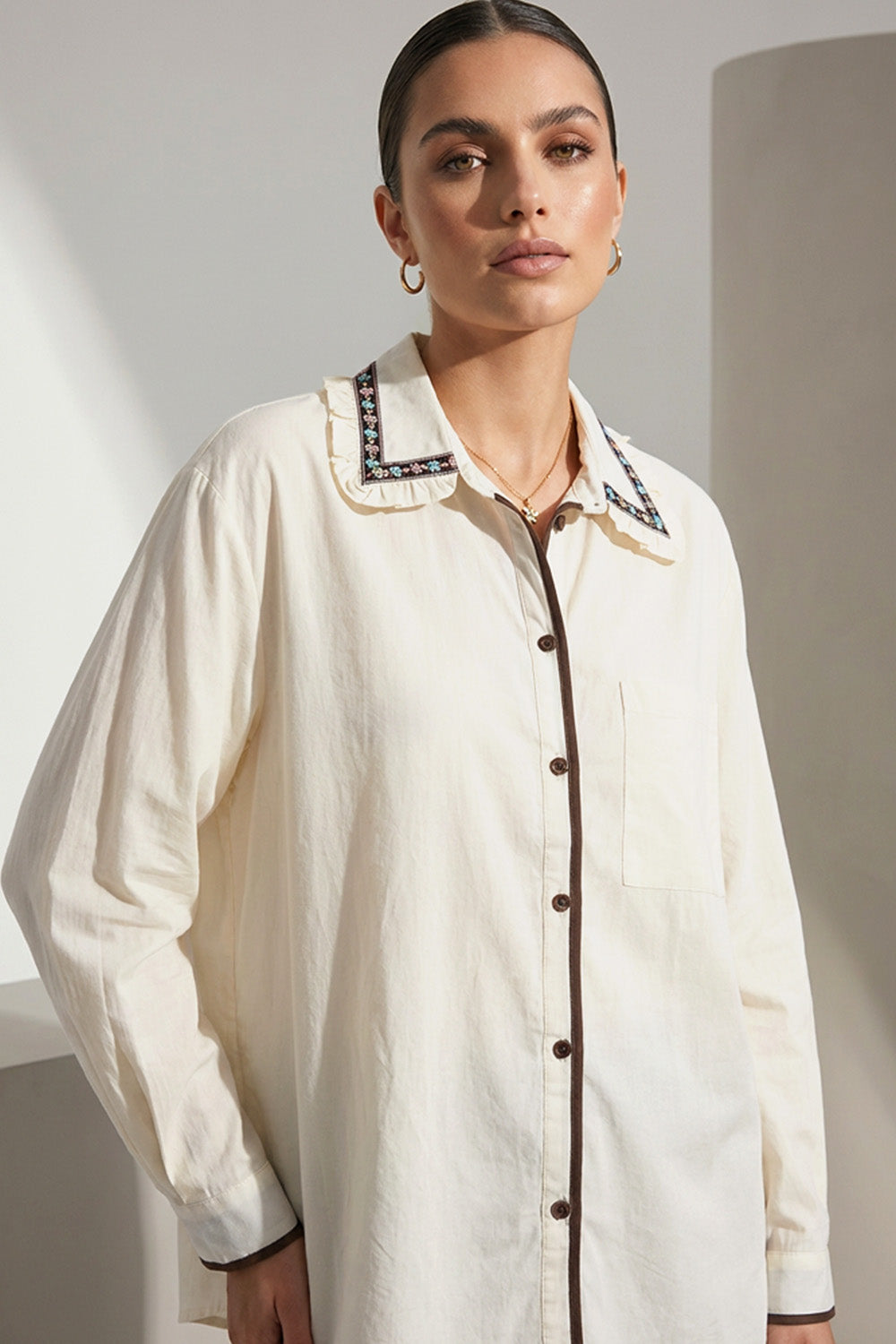 Εκρού γυναικείο πουκάμισο με κεντημένη λεπτομέρεια στον γιακά και μακριά μανίκια