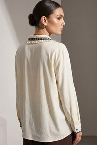 Εκρού γυναικείο πουκάμισο με κεντημένη λεπτομέρεια στον γιακά και μακριά μανίκια