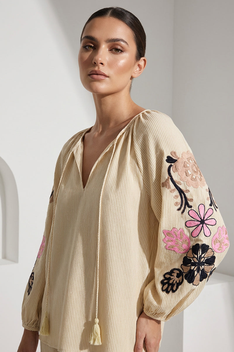 Εκρού ριγέ μπλούζα με κεντημένα μανίκια και κορδόνια στη λαιμόκοψη σε γυναικείο μοντέλο