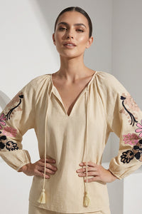 Εκρού ριγέ μπλούζα με κεντημένα μανίκια και κορδόνια στη λαιμόκοψη σε γυναικείο μοντέλο