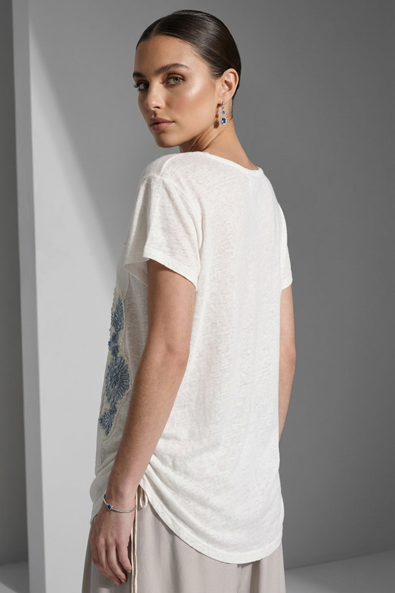 Εκρού γυναικείο T-shirt με γαλάζια floral κεντήματα και δαντελένια λεπτομέρεια στο μπροστινό μέρος