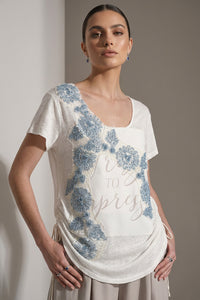 Εκρού γυναικείο T-shirt με γαλάζια floral κεντήματα και δαντελένια λεπτομέρεια στο μπροστινό μέρος