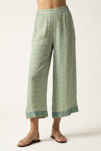 Εμπριμέ cropped παντελόνα με ελαστική μέση σε πράσινους και μπεζ τόνους