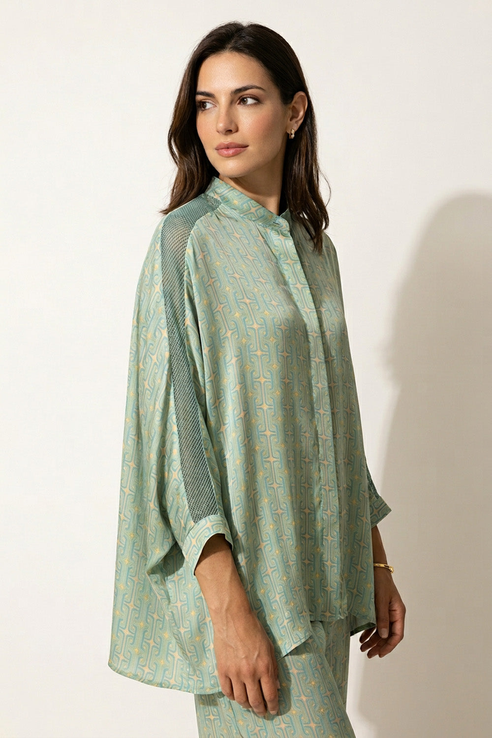 Εμπριμέ μπλούζα με mandarin γιακά και mesh λεπτομέρειες στα μανίκια σε πράσινους τόνους