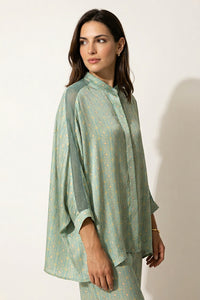 Εμπριμέ μπλούζα με mandarin γιακά και mesh λεπτομέρειες στα μανίκια σε πράσινους τόνους