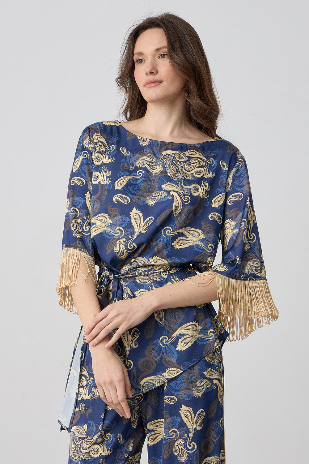 Εμπριμέ ασύμμετρη μπλούζα σε μπλε με χρυσό σχέδιο και κρόσσια στα μανίκια με δέσιμο στη μέση