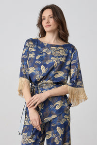 Εμπριμέ ασύμμετρη μπλούζα σε μπλε με χρυσό σχέδιο και κρόσσια στα μανίκια με δέσιμο στη μέση