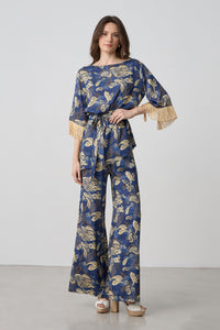 Εμπριμέ ασύμμετρη μπλούζα σε μπλε με χρυσό σχέδιο και κρόσσια στα μανίκια με δέσιμο στη μέση