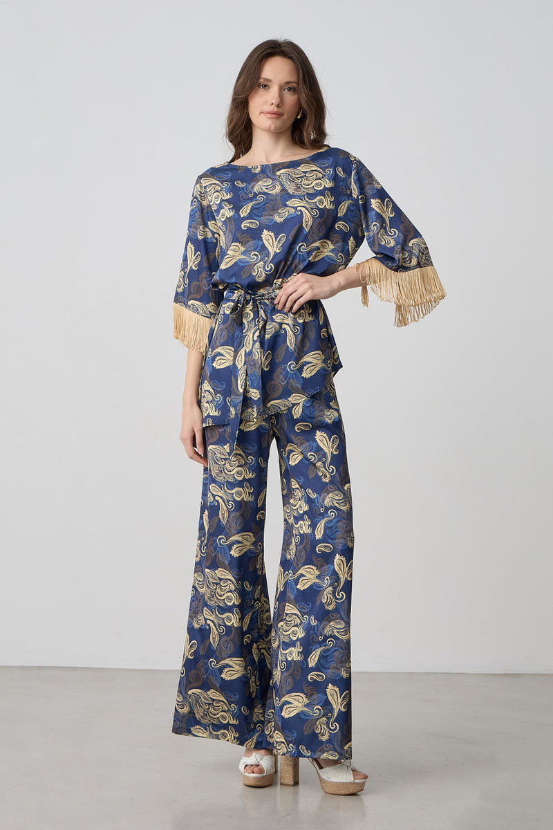 Εμπριμέ ασύμμετρη μπλούζα σε μπλε με χρυσό σχέδιο και κρόσσια στα μανίκια με δέσιμο στη μέση