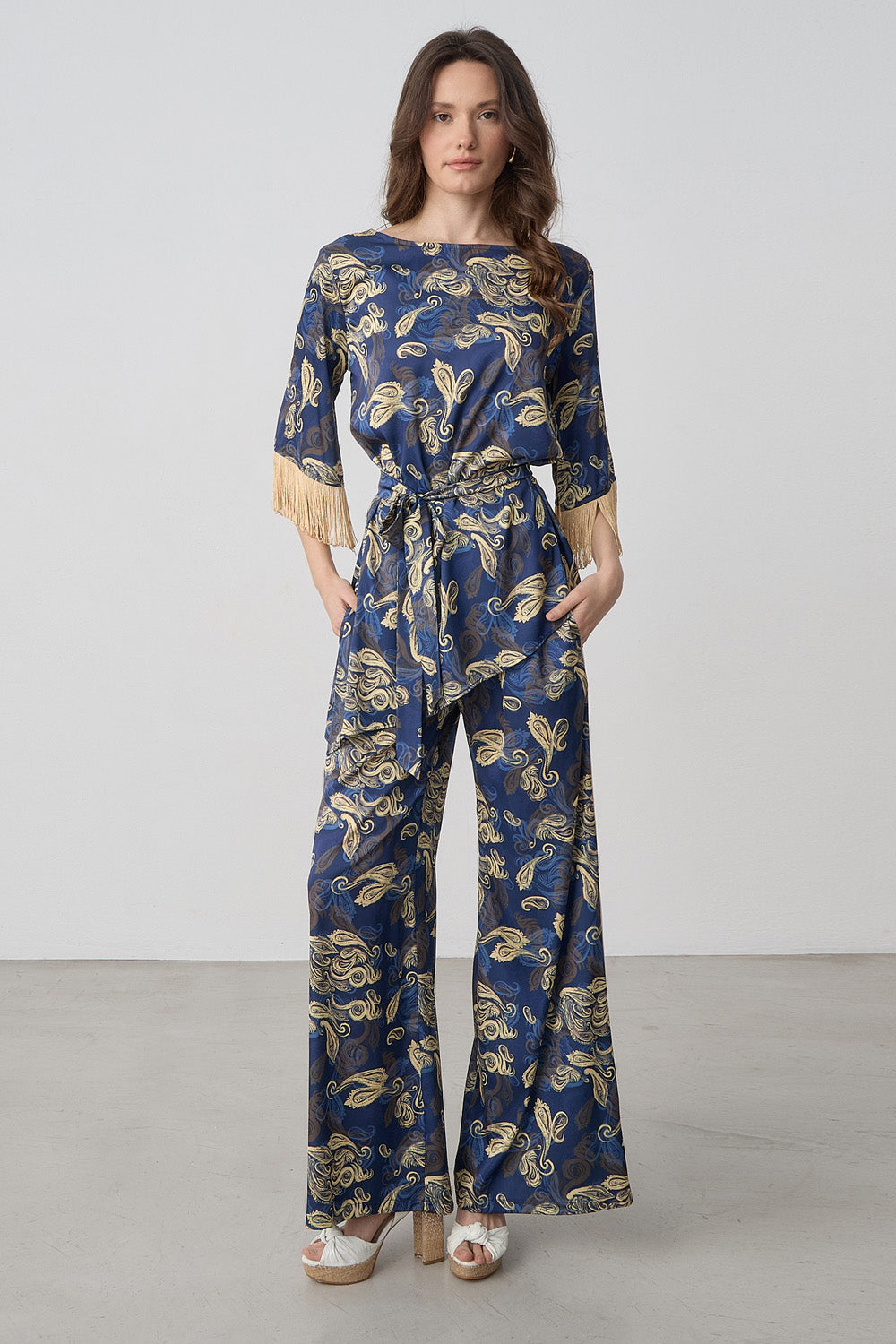 Εμπριμέ ασύμμετρη μπλούζα σε μπλε με χρυσό σχέδιο και κρόσσια στα μανίκια με δέσιμο στη μέση