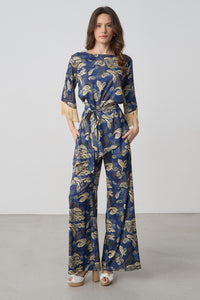 Εμπριμέ ασύμμετρη μπλούζα σε μπλε με χρυσό σχέδιο και κρόσσια στα μανίκια με δέσιμο στη μέση