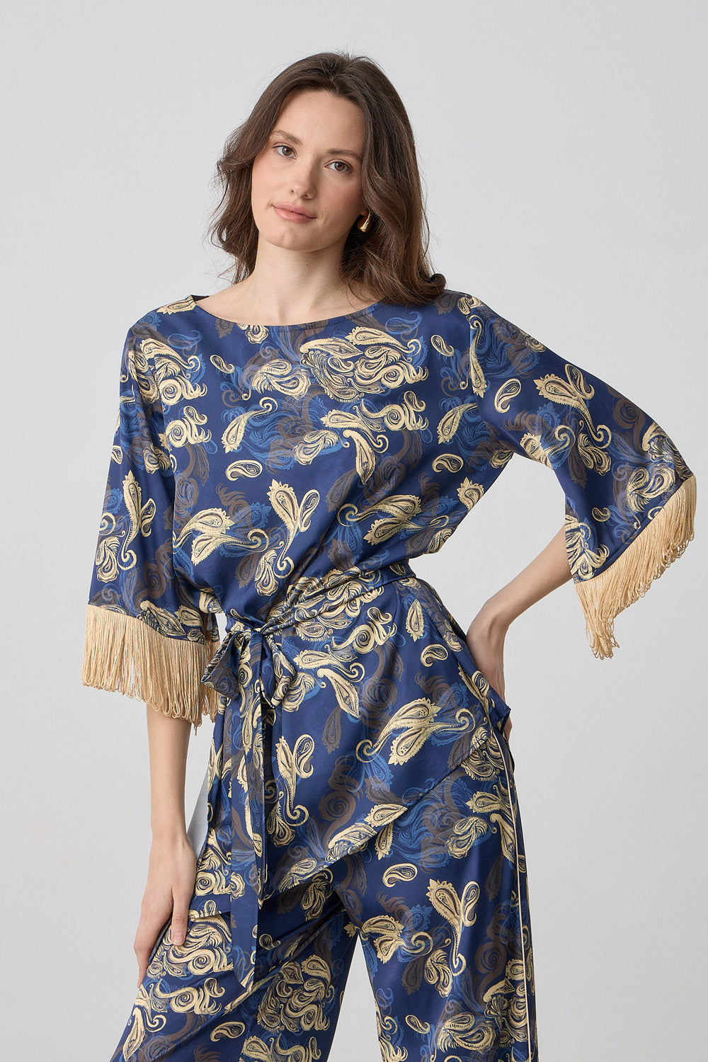 Εμπριμέ ασύμμετρη μπλούζα σε μπλε με χρυσό σχέδιο και κρόσσια στα μανίκια με δέσιμο στη μέση