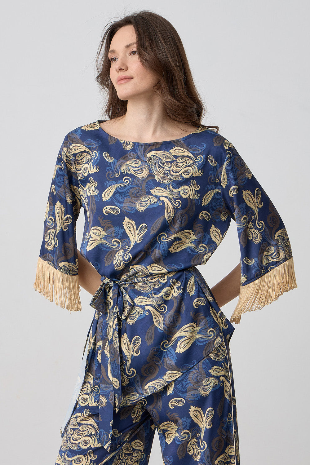 Εμπριμέ ασύμμετρη μπλούζα σε μπλε με χρυσό σχέδιο και κρόσσια στα μανίκια με δέσιμο στη μέση