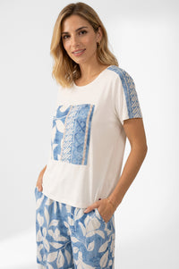 Γυναικεία εκρού μπλούζα με κοντό μανίκι και μπλε εμπριμέ σχέδιο στο μπροστινό μέρος