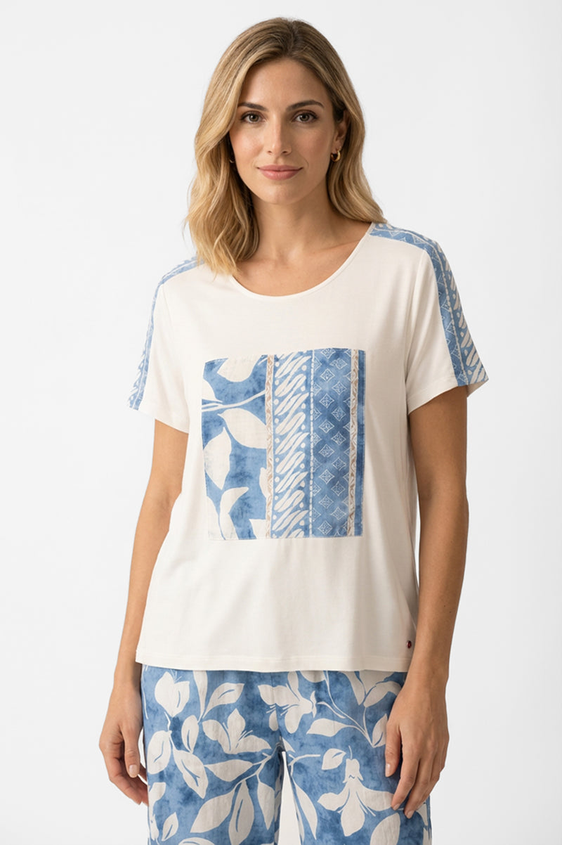 Γυναικεία εκρού μπλούζα με κοντό μανίκι και μπλε εμπριμέ σχέδιο στο μπροστινό μέρος