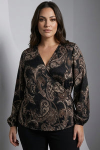 Εμπριμέ γυναικεία μπλούζα κρουαζέ με λαχούρι σχέδιο σε μαύρο φόντο, φορεμένη από μοντέλο.