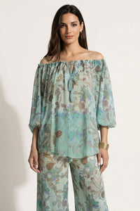 Εμπριμέ μεταξένια μπλούζα off shoulder σε πράσινους τόνους με κορδόνι και φούντες στο ντεκολτέ