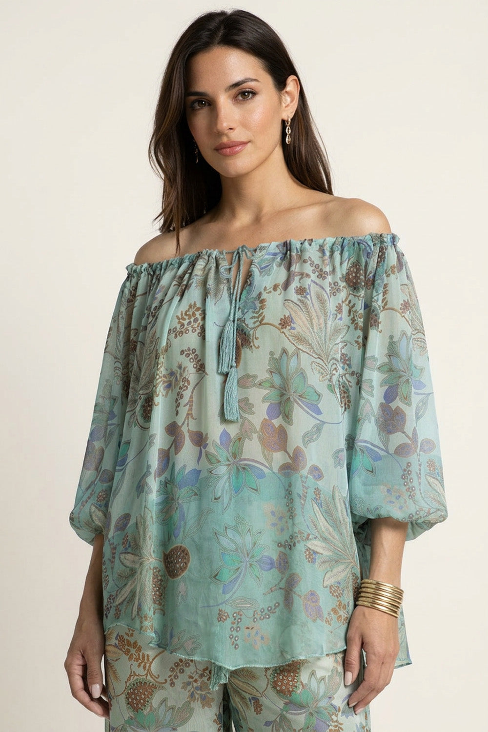 Εμπριμέ μεταξένια μπλούζα off shoulder σε πράσινους τόνους με κορδόνι και φούντες στο ντεκολτέ