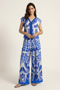 Φαρδύ εμπριμέ παντελόνι σε μπλε και λευκό με ψηλόμεση γραμμή και αέρινη εφαρμογή, μπροστινή όψη και σετ εμφάνιση