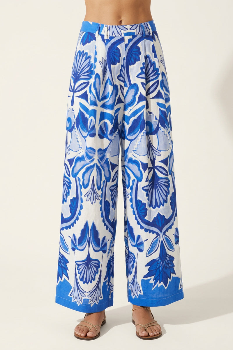 Φαρδύ εμπριμέ παντελόνι σε μπλε και λευκό με ψηλόμεση γραμμή και αέρινη εφαρμογή, μπροστινή όψη και σετ εμφάνιση