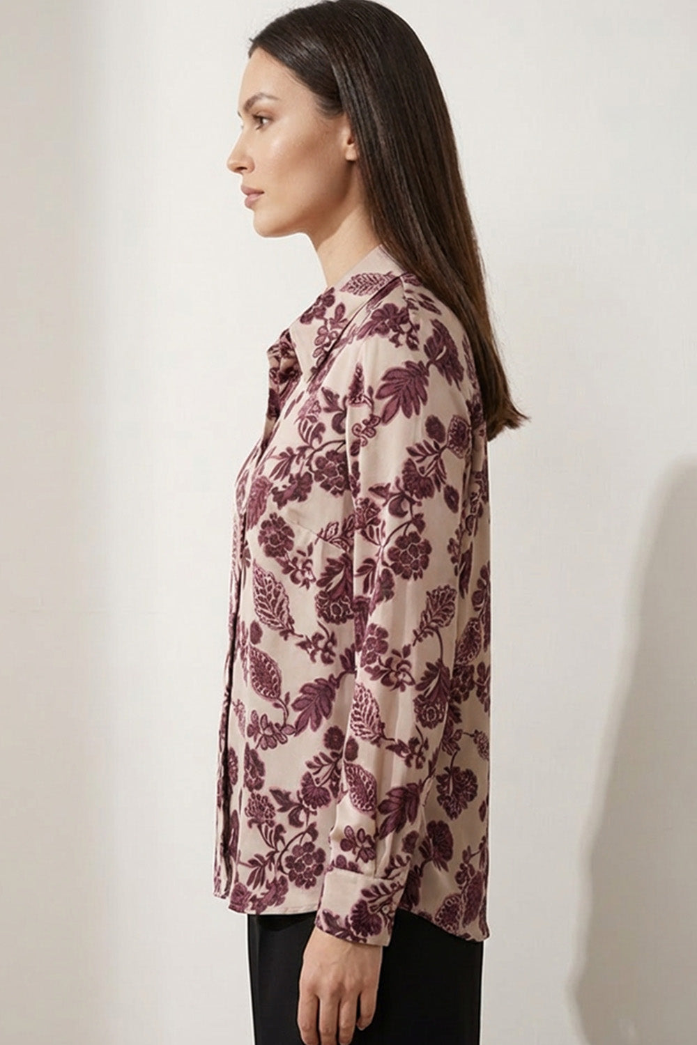 Γυναικείο εμπριμέ floral πουκάμισο σε nude και bordeaux αποχρώσεις με μακριά μανίκια και κλασικό γιακά.