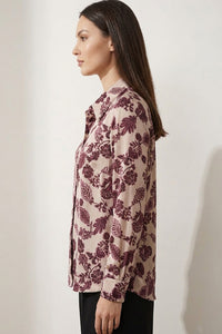 Γυναικείο εμπριμέ floral πουκάμισο σε nude και bordeaux αποχρώσεις με μακριά μανίκια και κλασικό γιακά.