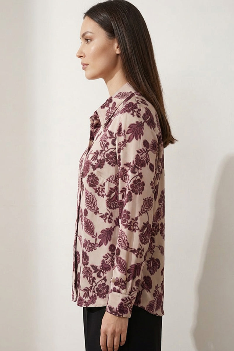 Γυναικείο εμπριμέ floral πουκάμισο σε nude και bordeaux αποχρώσεις με μακριά μανίκια και κλασικό γιακά.