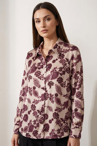 Γυναικείο εμπριμέ floral πουκάμισο σε nude και bordeaux αποχρώσεις με μακριά μανίκια και κλασικό γιακά.