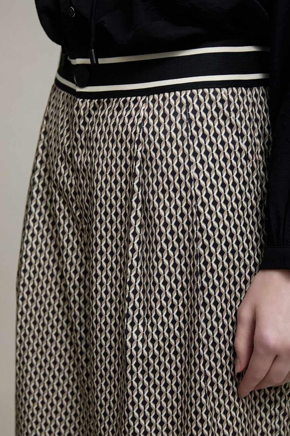 Εμπριμέ γυναικεία παντελόνα wide leg με γεωμετρικό μοτίβο και ριγέ μέση