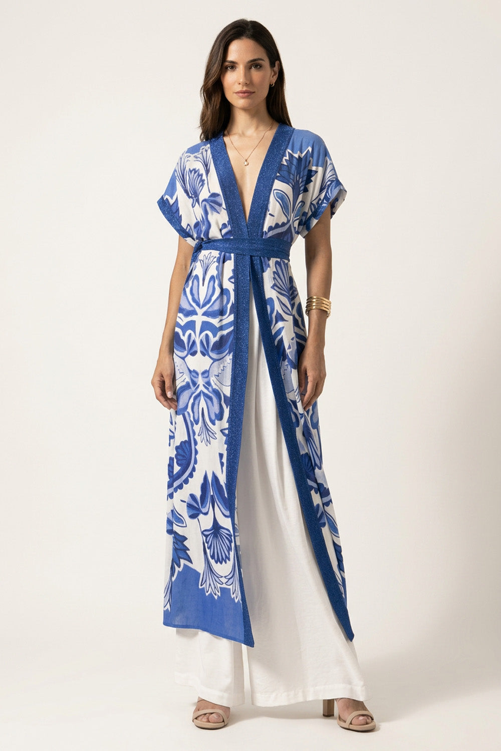 Εμπριμέ κιμονό σε μπλε και λευκό με πλεκτές λεπτομέρειες και ζώνη στη μέση, φορεμένο πάνω από παντελόνα σε σετ εμφάνιση