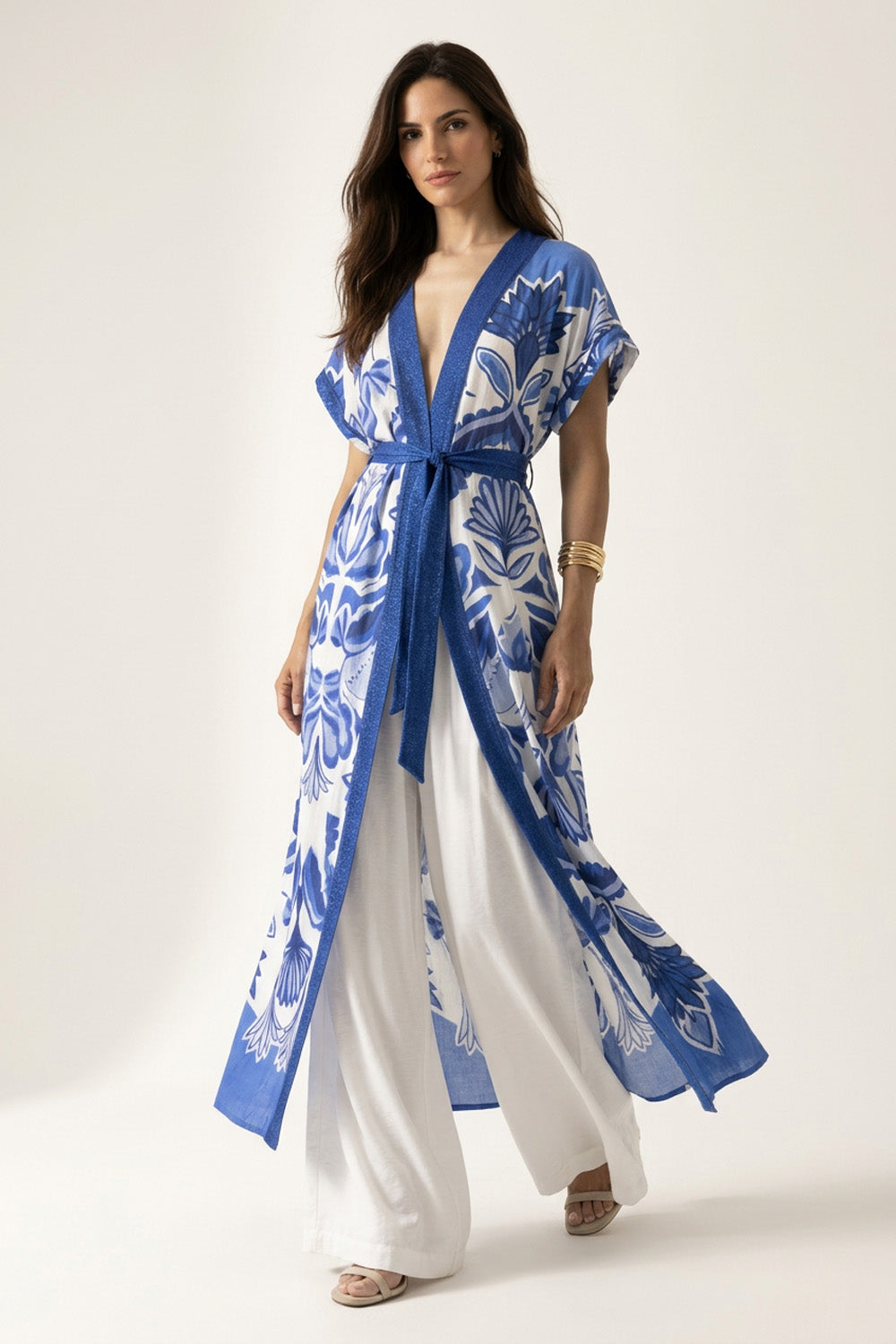 Εμπριμέ κιμονό σε μπλε και λευκό με πλεκτές λεπτομέρειες και ζώνη στη μέση, φορεμένο πάνω από παντελόνα σε σετ εμφάνιση