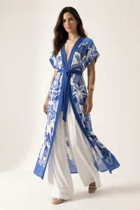 Εμπριμέ κιμονό σε μπλε και λευκό με πλεκτές λεπτομέρειες και ζώνη στη μέση, φορεμένο πάνω από παντελόνα σε σετ εμφάνιση