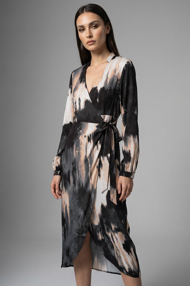 Εμπριμέ κρουαζέ φόρεμα σε μαύρο και μπεζ, με V λαιμόκοψη, μακρύ μανίκι και ζώνη στο πλάι, μήκος κάτω από το γόνατο.