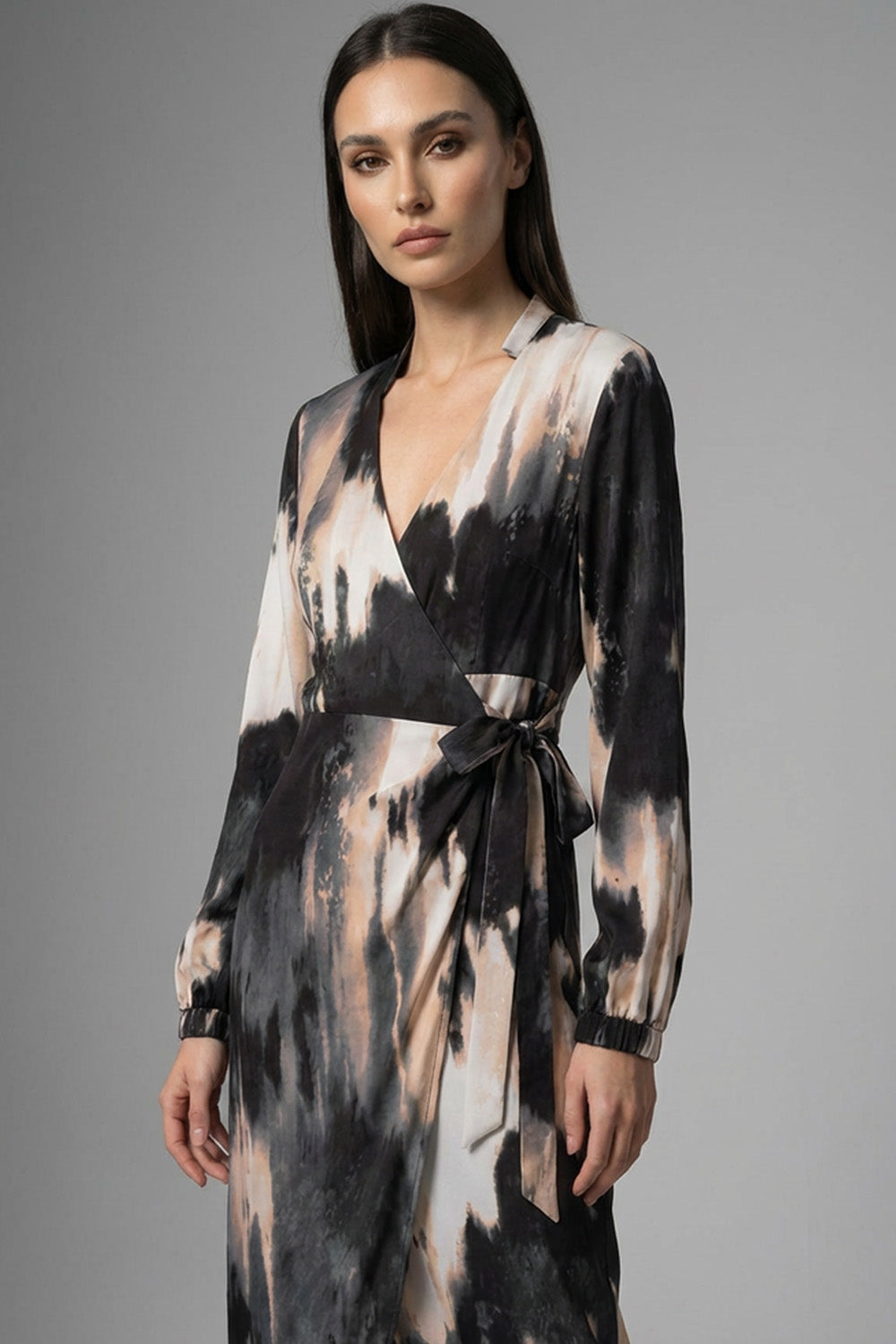 Εμπριμέ κρουαζέ φόρεμα σε μαύρο και μπεζ, με V λαιμόκοψη, μακρύ μανίκι και ζώνη στο πλάι, μήκος κάτω από το γόνατο.