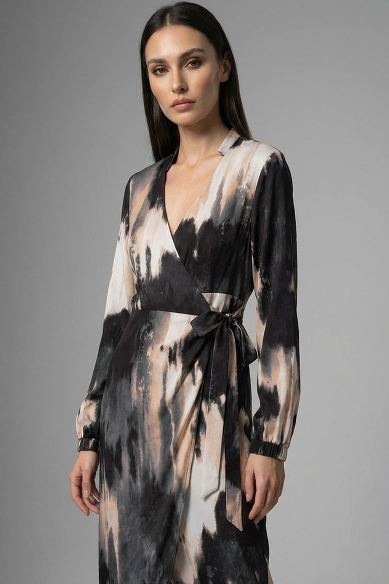 Εμπριμέ κρουαζέ φόρεμα σε μαύρο και μπεζ, με V λαιμόκοψη, μακρύ μανίκι και ζώνη στο πλάι, μήκος κάτω από το γόνατο.