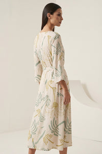 Εμπριμέ κρουαζέ φόρεμα σε εκρού βάση με πράσινα μοτίβα, V λαιμόκοψη, ζώνη στη μέση και midi μήκος.