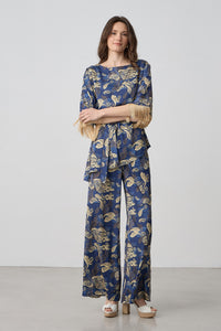 Εμπριμέ παντελόνα μπλε με χρυσό σχέδιο σε φαρδιά γραμμή με ελαστική μέση και αέρινη εφαρμογή