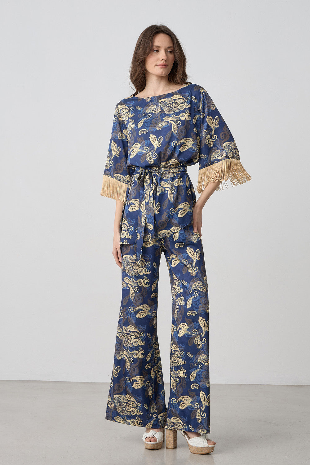 Εμπριμέ παντελόνα μπλε με χρυσό σχέδιο σε φαρδιά γραμμή με ελαστική μέση και αέρινη εφαρμογή